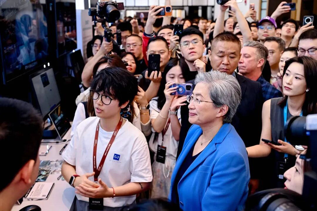 苏姿丰在 Datawhale 展台与社区成员交流